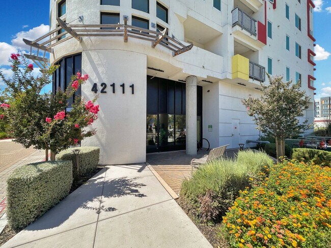 Building Photo - Modern 2BD Fremont Condo – EV Charger, Bal...
