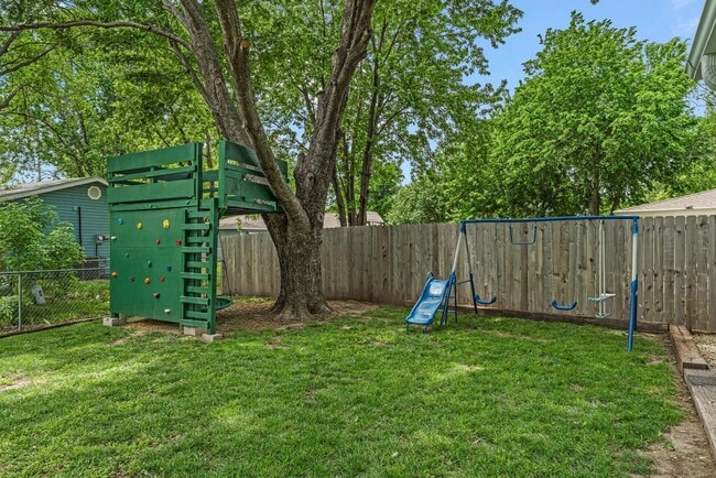 Building Photo - 2421 Brook Ln