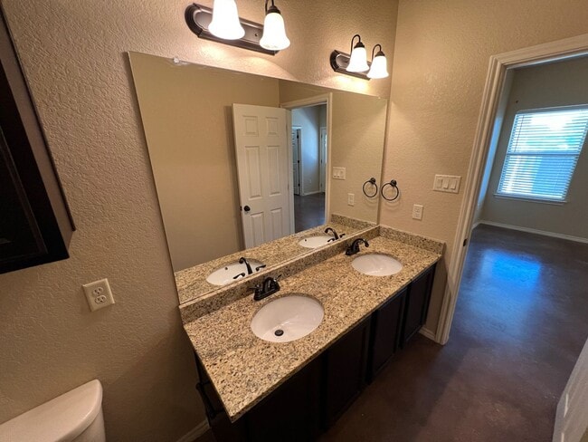 Building Photo - Luxury 3/2 duplex in NBTX