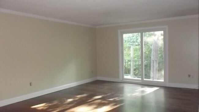 Building Photo - 11 Shadowbrook Ln