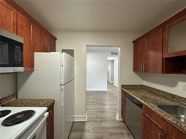 Building Photo - 1400 NE 56th St