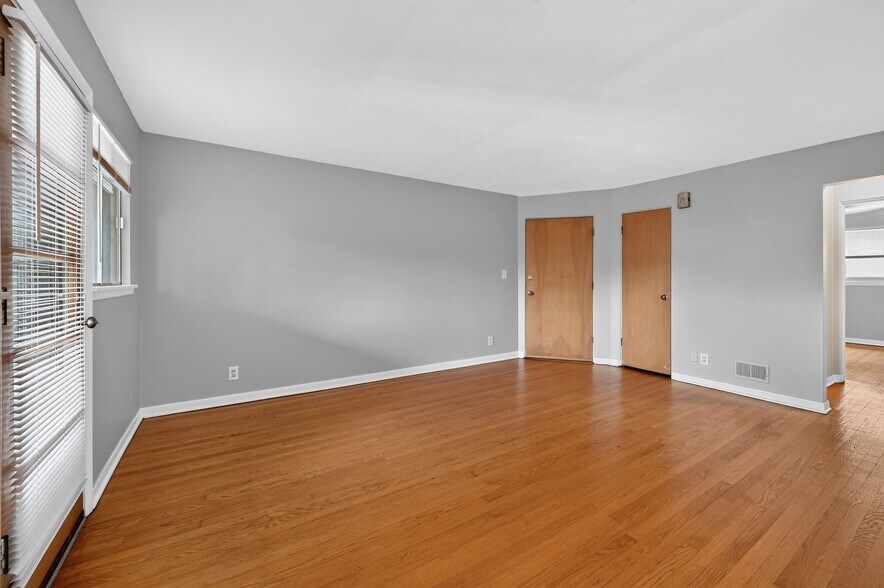 Building Photo - 1141 Waukegan Rd