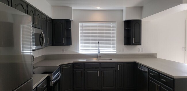 Building Photo - Beautiful Home with Large Yard, Privacy & ...