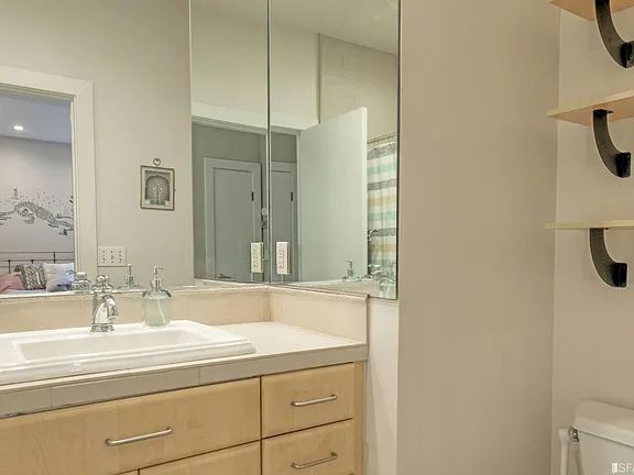 Building Photo - "Spacious 1-Bed, 2-Bath Gem in San Francisco's Heart – Your Urban Sanctuary Awaits!"