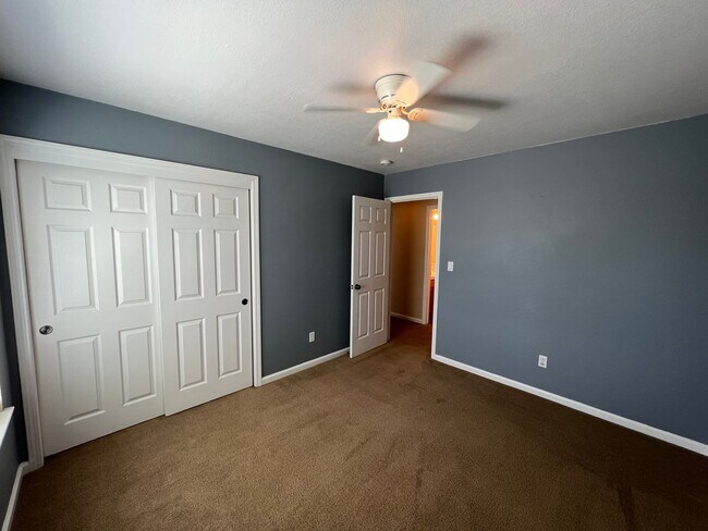 Building Photo - Large 4 bedroom located on a well maintained court!