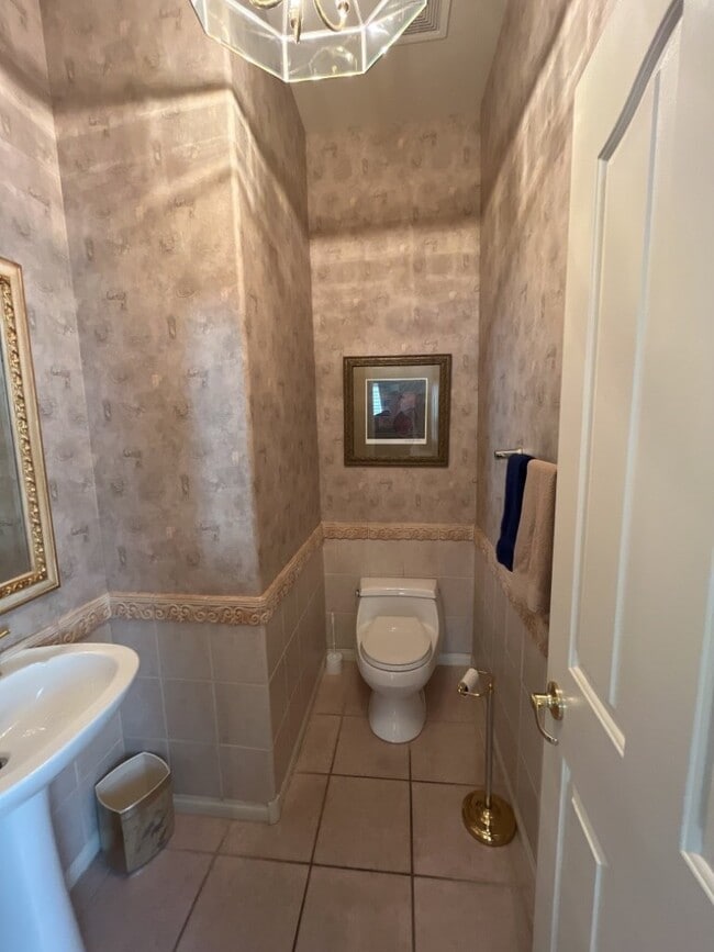 Building Photo - Beautiful 3 bedroom home with pool located in Castle Gate Community