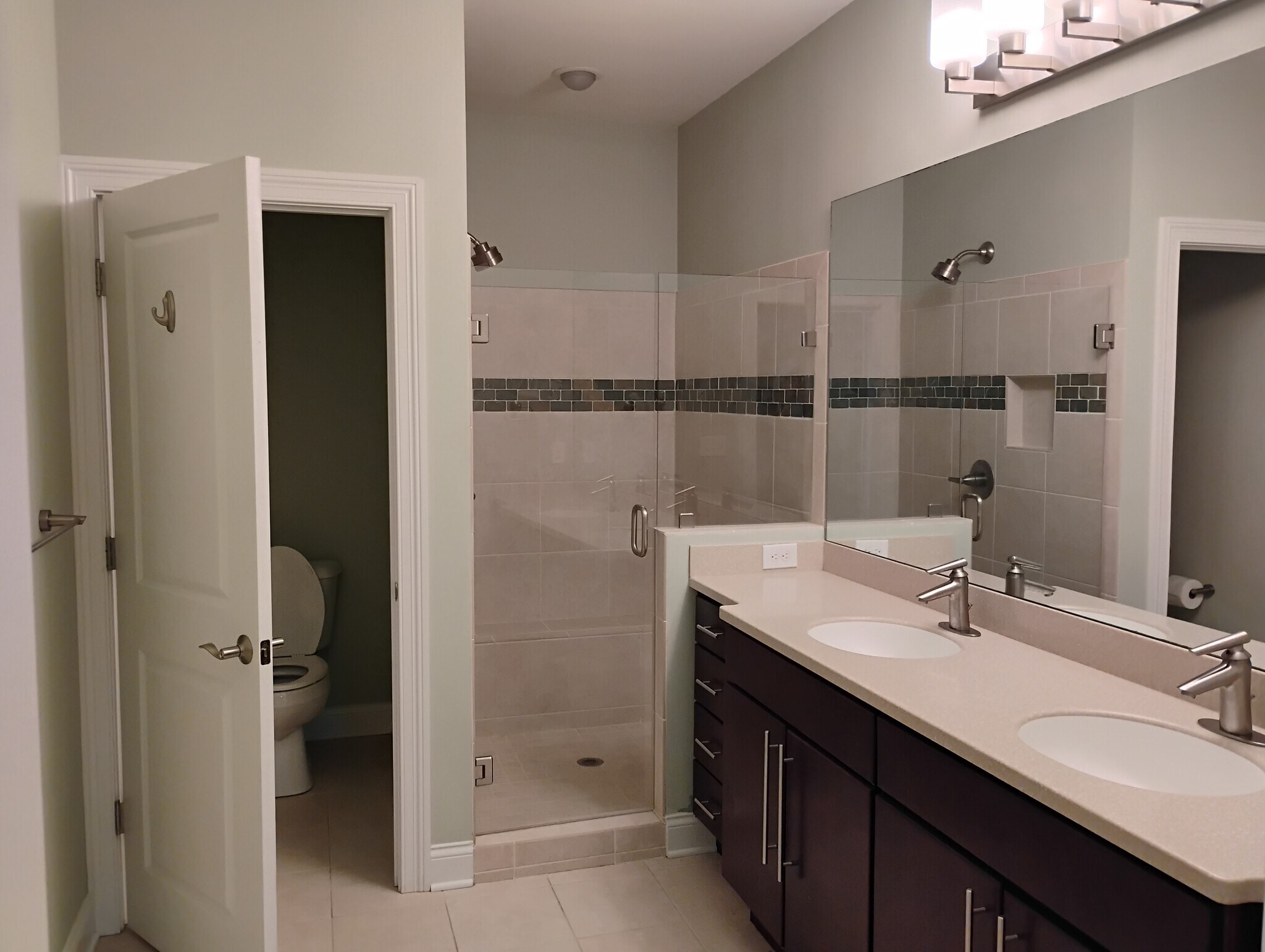 Building Photo - 323 Eden Ave