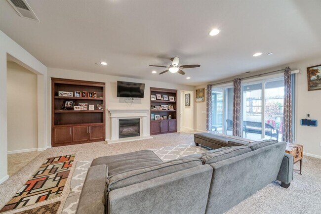 Building Photo - Beautiful 5 bedroom / 4 bath near Clovis East