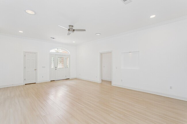 Building Photo - 5930 Hermitage Dr