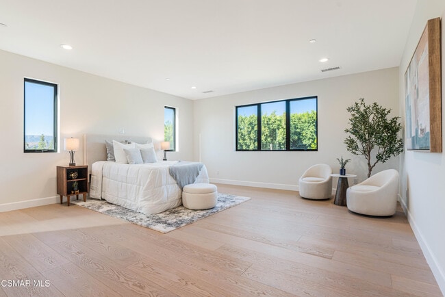 Building Photo - 252 Capri Dr