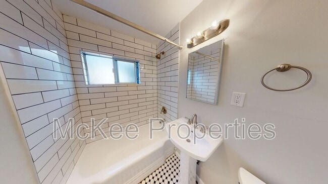 Building Photo - 208 Fir St