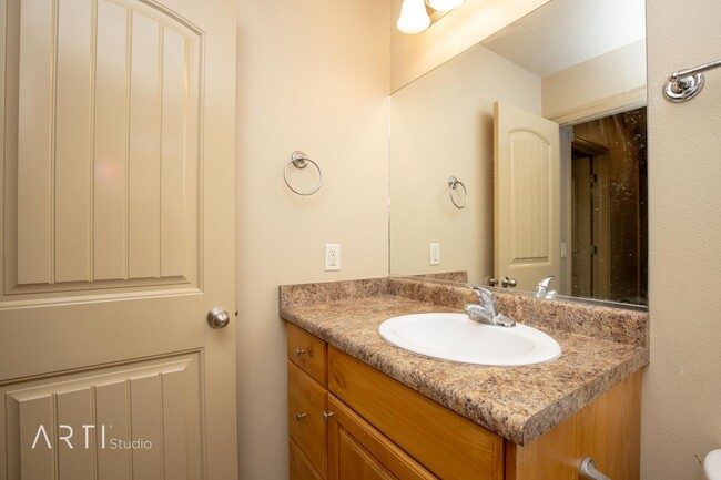 Building Photo - Move in Special 3 Bedroom 2.5 Bathroom In ...