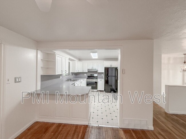 Building Photo - 698 Doren Dr