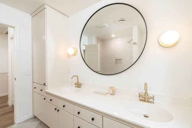 Building Photo - 884 Shrewsbury Ln