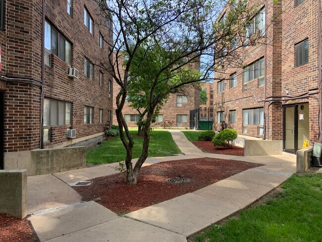 Primary Photo - 424 W Goethe St