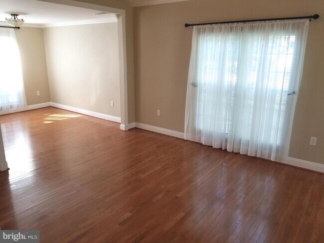 Building Photo - 408 Foxridge Dr SW
