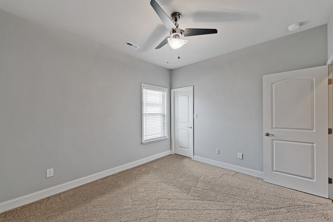 Building Photo - 3028 Greenway Cir SE