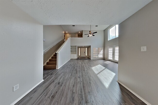 Building Photo - 2010 Creekshire Dr