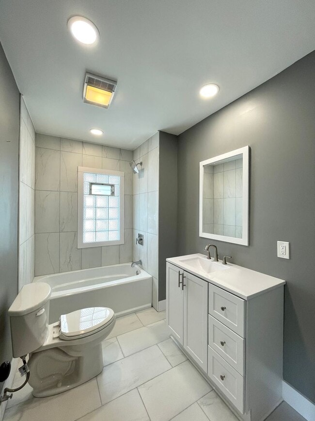 Building Photo - Single Family House 4-Bedroom, 2-Bath For ...