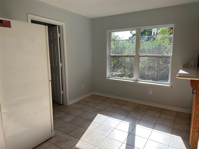 Building Photo - 15711 4 Leaf Dr