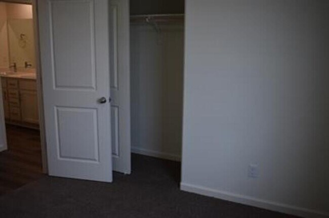 Building Photo - 4523 Iris Ct