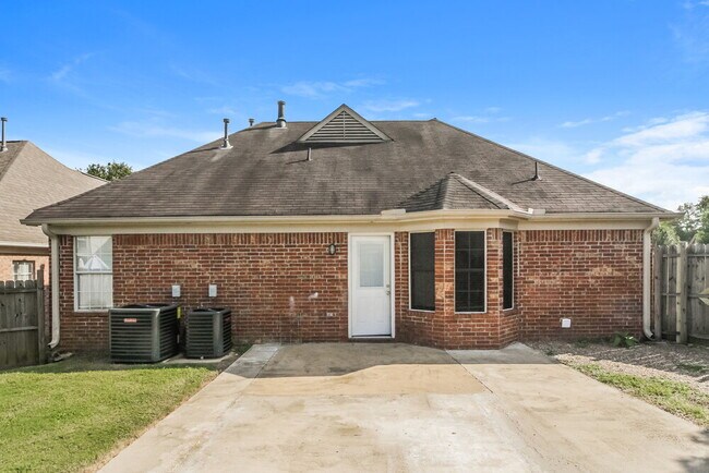 Building Photo - 9812 Southern Oak Way