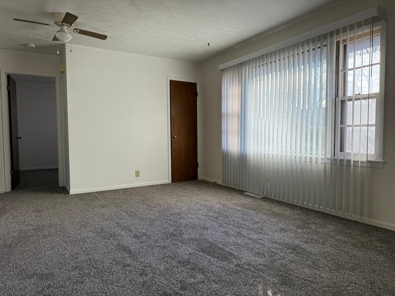 Building Photo - 4210 S 49th St