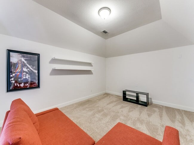 Building Photo - This home is a must see!!