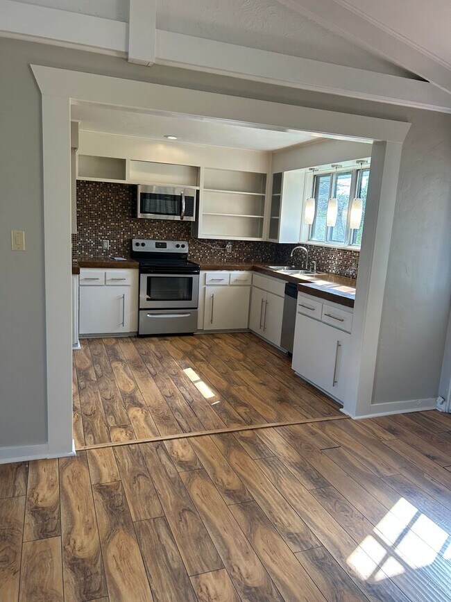 Building Photo - Contact Peggy 501 676 1758