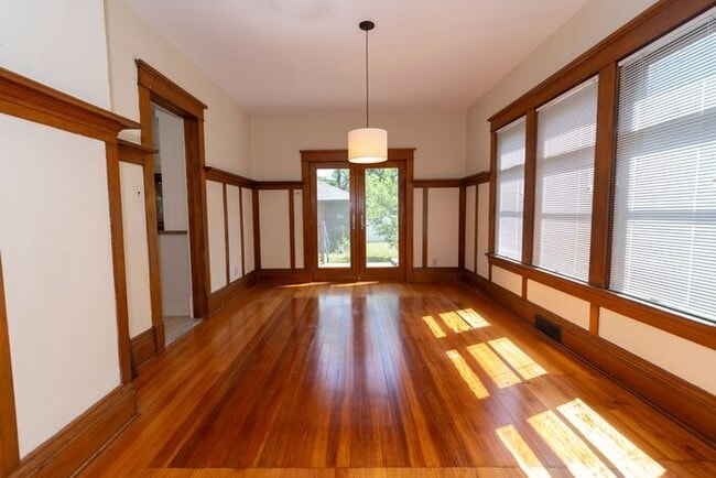 Building Photo - Near Northwest Neighborhood in South Bend 4 bedroom Craftsman style 2-story