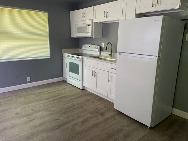 Building Photo - 1215
