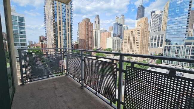 Building Photo - 744 N Clark St