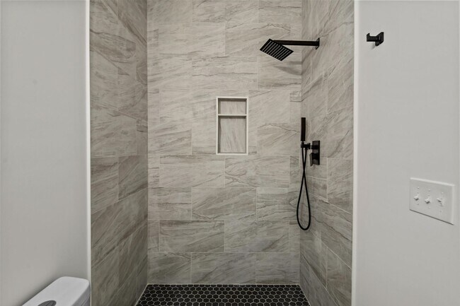 Building Photo - 1318 House St