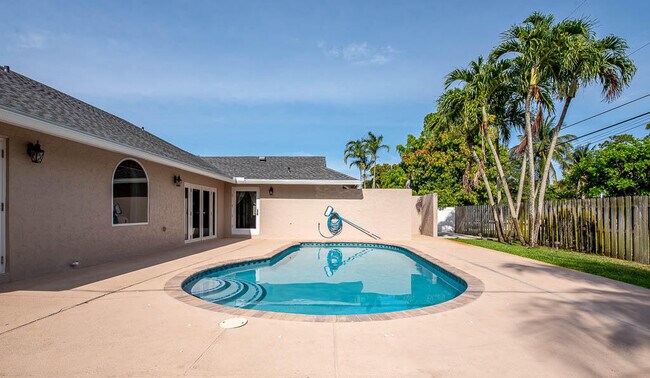 Building Photo - 5290 Pine Tree Dr