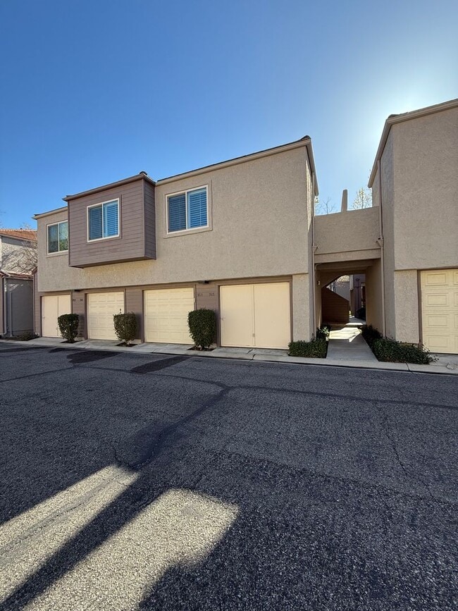 Building Photo - 2 bedroom, 1 bath townhome in great location