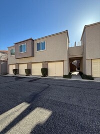 Building Photo - 2 bedroom, 1 bath townhome in great location
