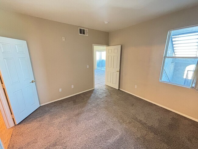 Building Photo - Beautiful 2 bedroom 2 bath condo