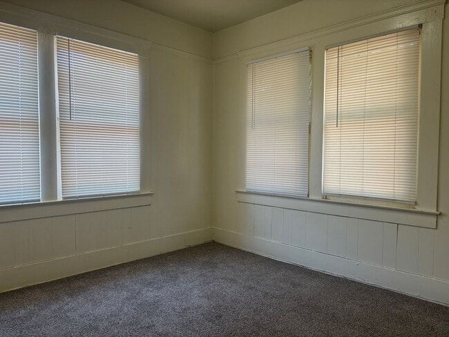 Building Photo - Affordable 1 bedroom 1 bathroom home on Marks and McKinley.