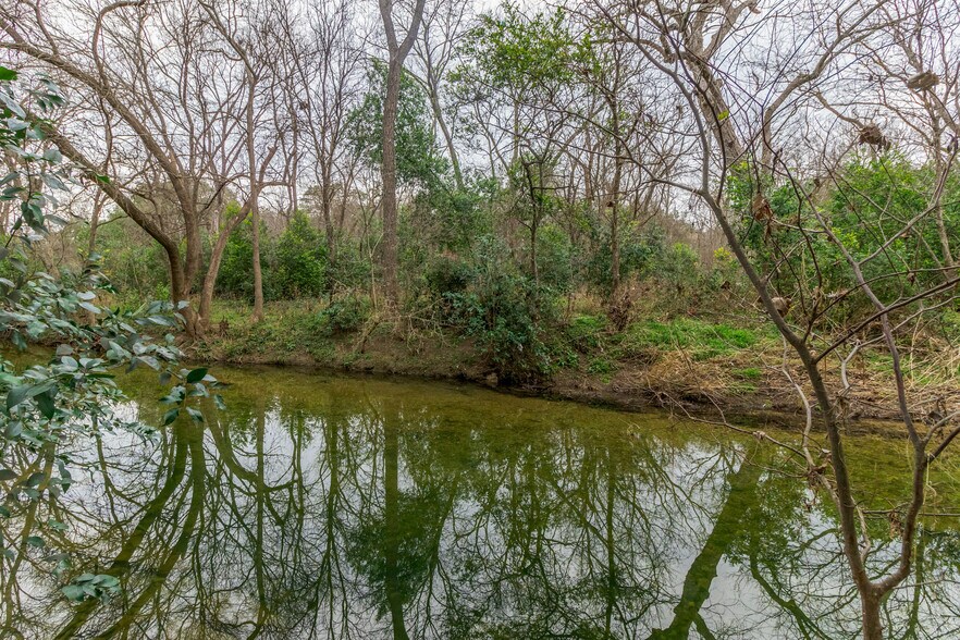 Building Photo - 2008 Jones Rd