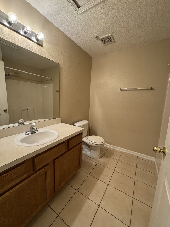 Building Photo - 2 Bed, 2 Bath Condo in Gated Community wit...