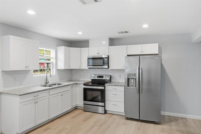 Building Photo - 8595 Parkway Dr