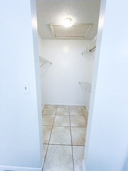 Walk-In Closet - 4583 Barclay Cres