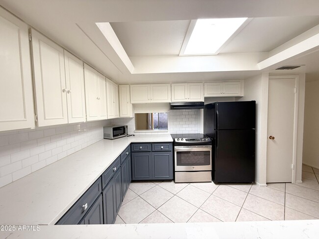 Building Photo - 5554 N 10th St