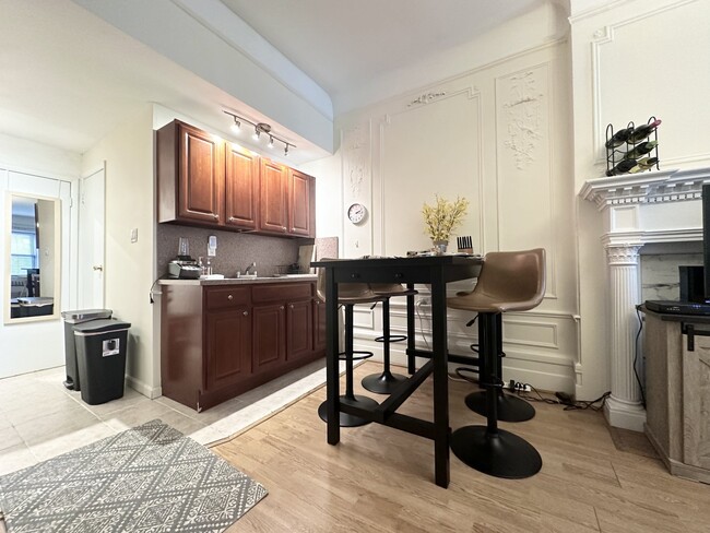 Building Photo - 320 W 106th St
