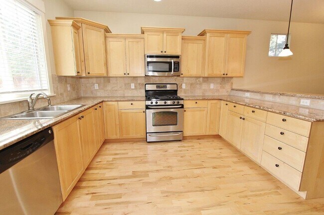 Building Photo - Immaculate Home w/Open Floor-Plan Nestled on the Boise Bench