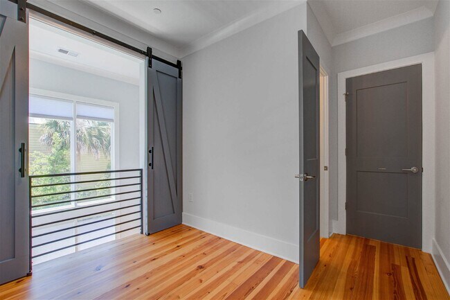 Building Photo - 21 Charlotte Street Apt #D, Charleston, SC...