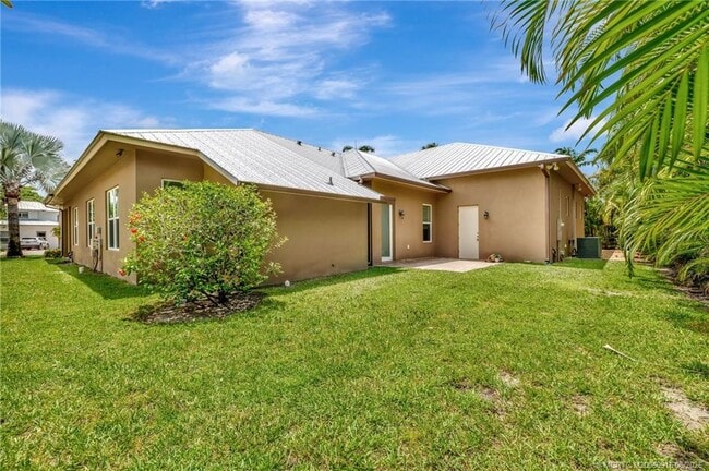 Building Photo - 311 SE Cardinal Way