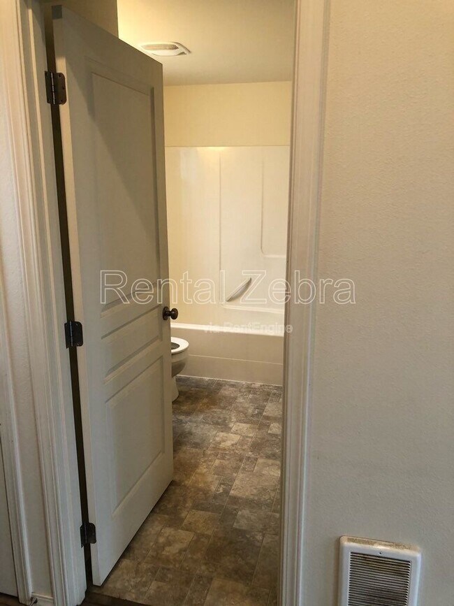 Building Photo - 208 SE 4th St