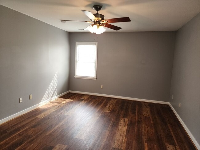Building Photo - 3 Bedroom 2 Bath Brick Rancher in Mechanic...