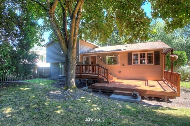 Building Photo - 3 bedroom 2.5 bathroom single family house...